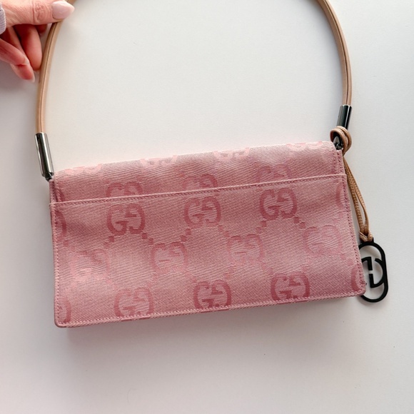 Vintage Pink Gucci Shoulder Bag with Logo Charm - Timeless Elegance - Picture 7 of 7